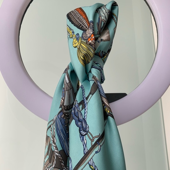 HERMÈS Le carré (square) 100%silk scarf - Picture 9 of 10